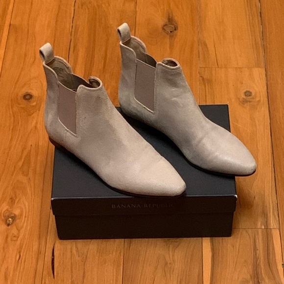 Banana Republic Shoes - 🦋 EUC Banana Republic booties size 9